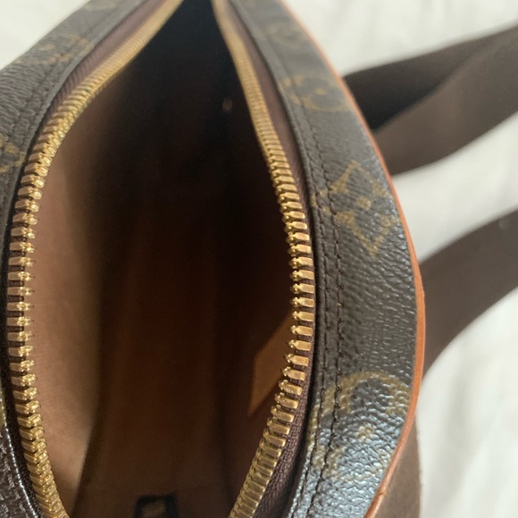 Vintage Louis Vuitton crossbody Purse. Has all the original parts. Gentle used . - Picture 6 of 10